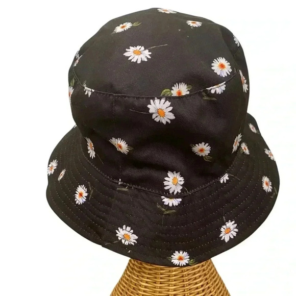 Alice and Oliva Bucket Hat Black with Daisies Reversible One Size Fits Most - Picture 3 of 7